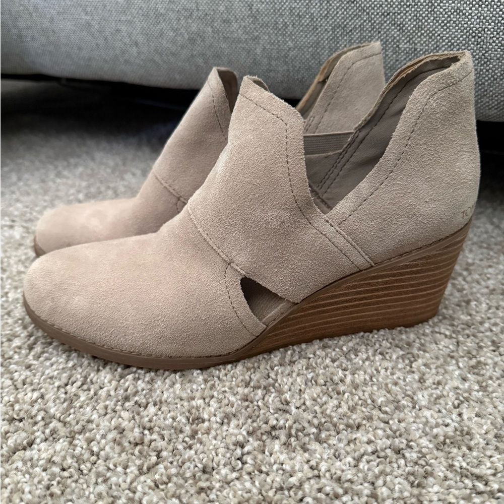 Toms Women's Tan Wedge Shoes - 7